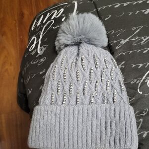 Stylish Gray Knit Beanie with Pom Pom Nwot